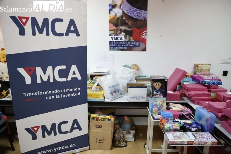 Entrega de regalos en YMCA Salamanca. Foto de David Sañudo