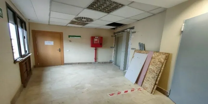 Puertas de acceso y goteras en el Juzgado de Menores 