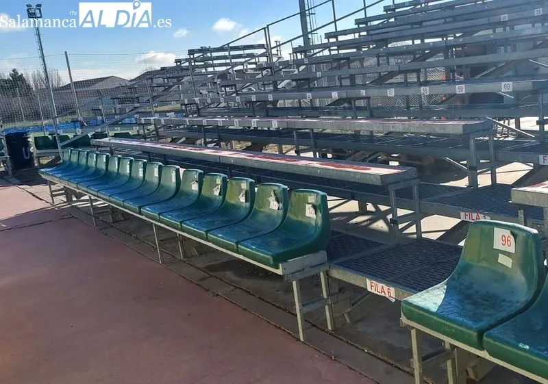 Gradas supletorias mejoradas con asientos en la primera fila. Foto C. Cuervo