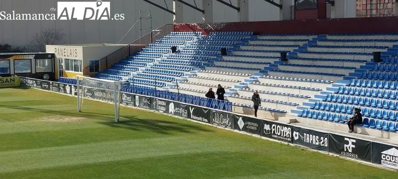 Vallas antiavalanchas en el fondo local del Reina Sofía con motivo del partido de la Copa del Rey entre Unionistas y el Villarreal