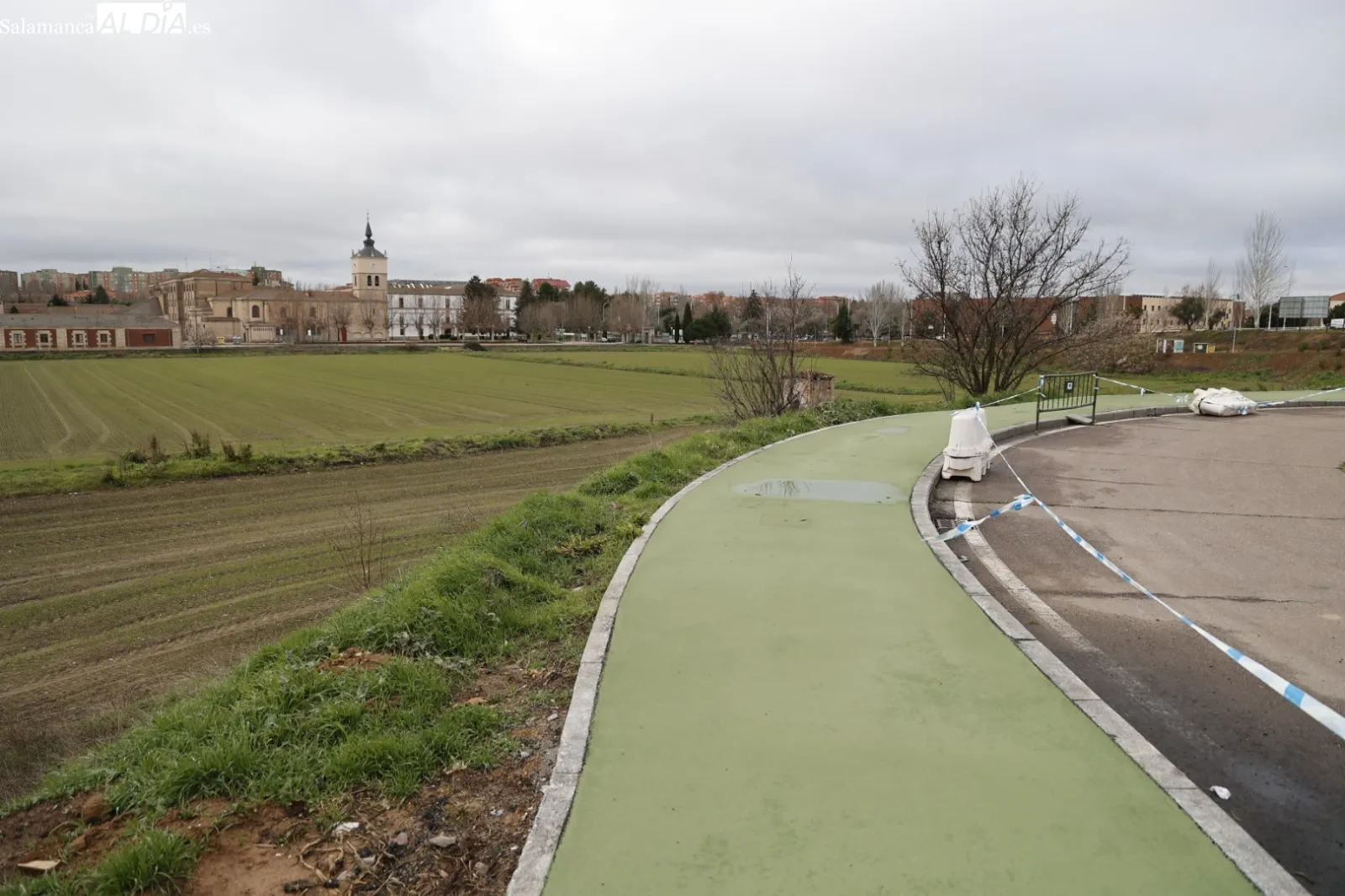 Nuevo carril bici que une el paseo fluvial con el Puente de Felipe VI a través del Cordel de Merinas y el Parque de los Jerónimos. Foto de David Sañudo