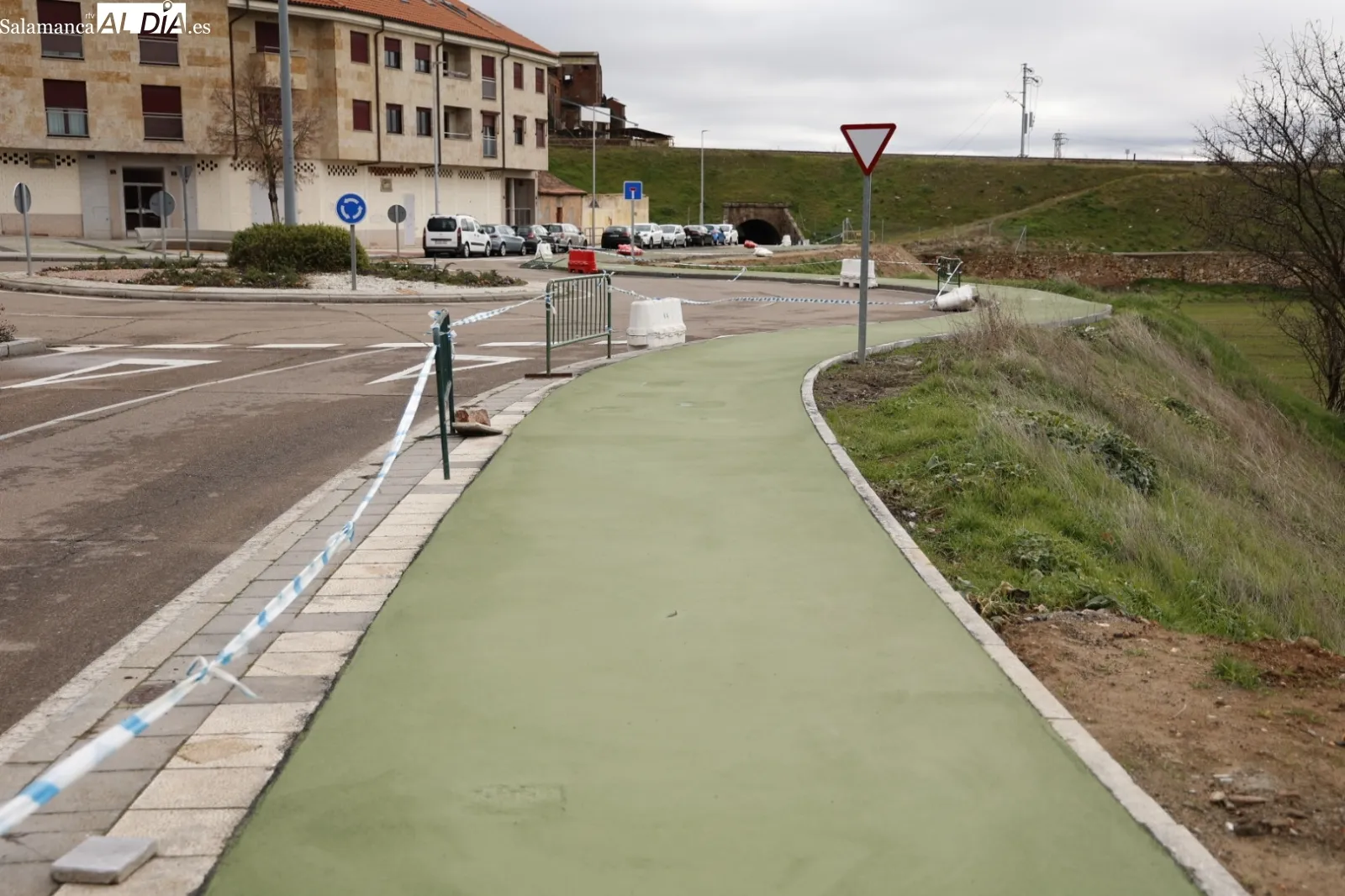 Nuevo carril bici que une el paseo fluvial con el Puente de Felipe VI a través del Cordel de Merinas y el Parque de los Jerónimos. Foto de David Sañudo