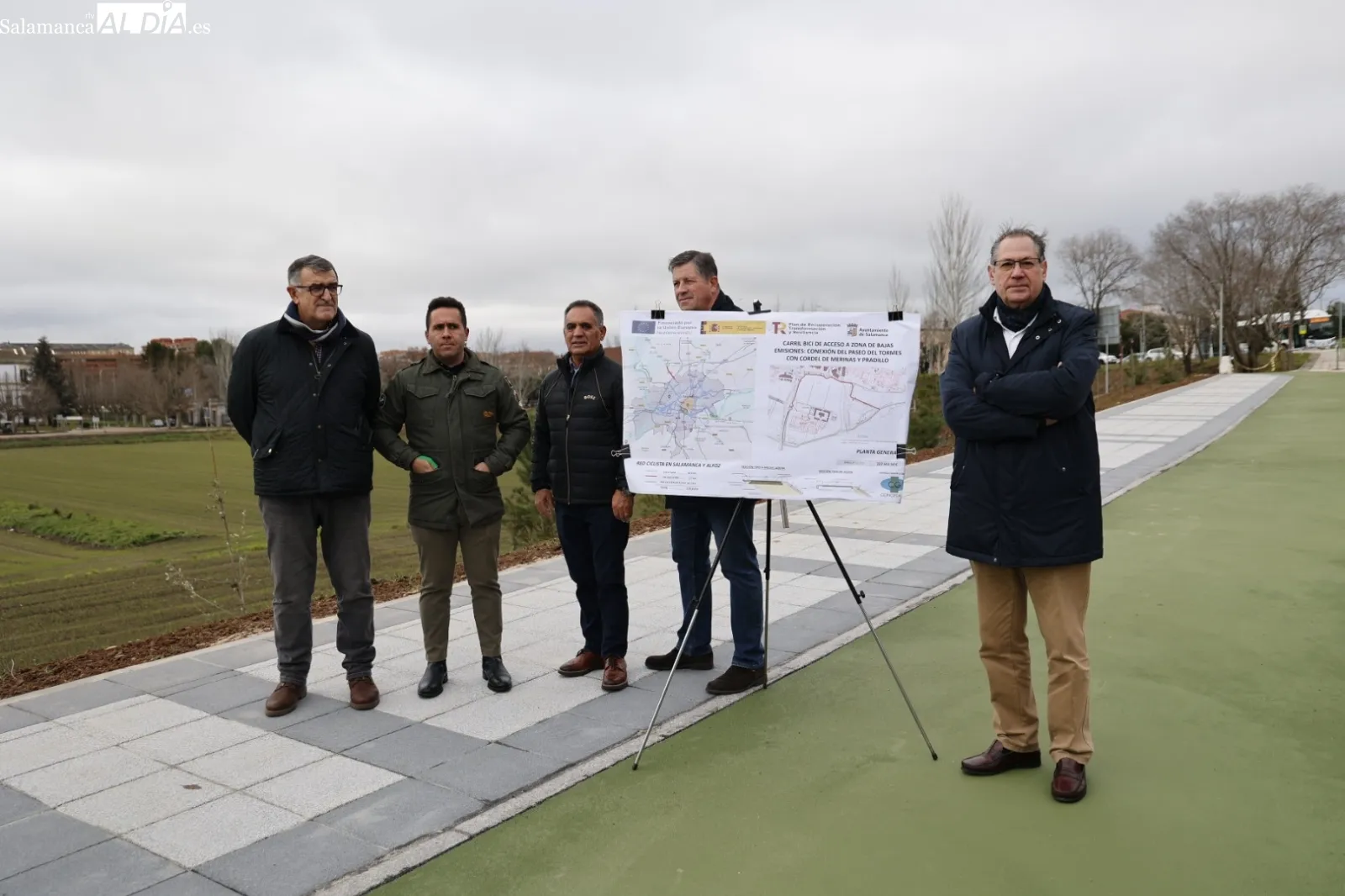 El concejal de Fomento, Fernando Carabias, visita el nuevo tramo de carril bici del paseo fluvial con el Puente de Felipe VI. Foto de David Sañudo
