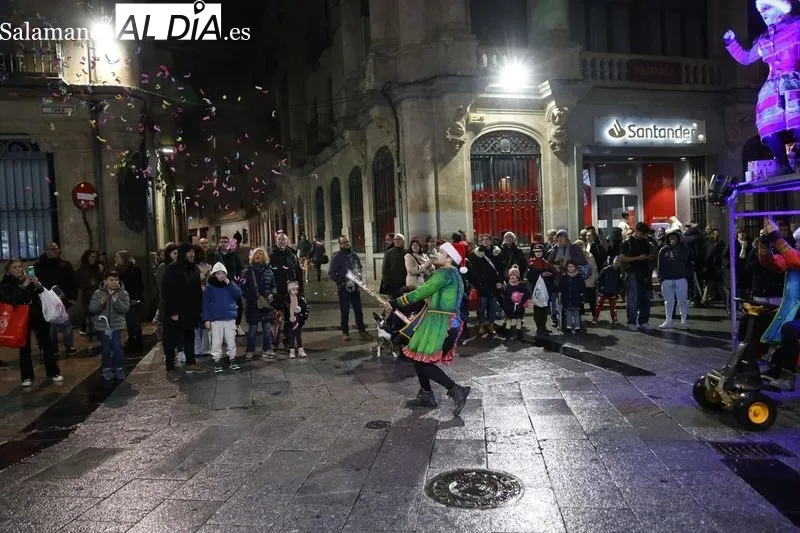 Pasacalles 'Buzón Exprés. Los Carteros de la Navidad', de la Cía. AnimARTS Producciones. Fotos: David Sañudo.