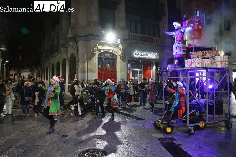 Pasacalles 'Buzón Exprés. Los Carteros de la Navidad', de la Cía. AnimARTS Producciones. Fotos: David Sañudo.