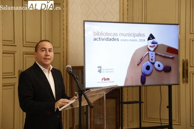 El concejal de Educación, Luis Sánchez, presenta la programación trimestral de las bibliotecas municipales. Foto de David Sañudo