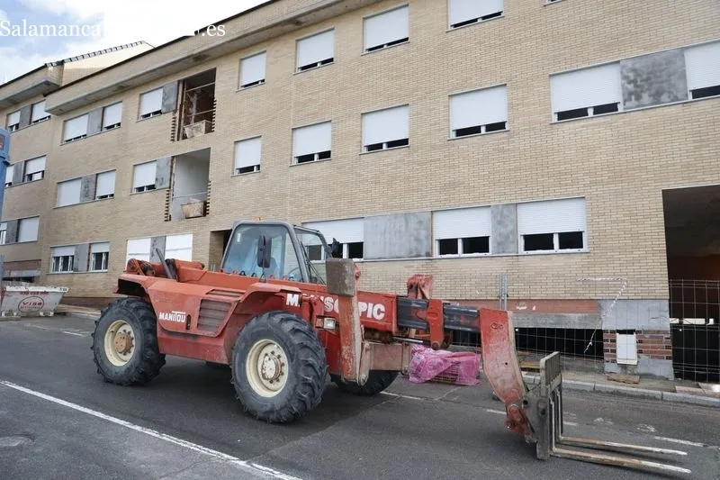El alcalde de Salamanca, Carlos García Carbayo, visita las obras de la promoción de 48 viviendas protegidas de alquiler en Pizarrales. Foto de David Sañudo