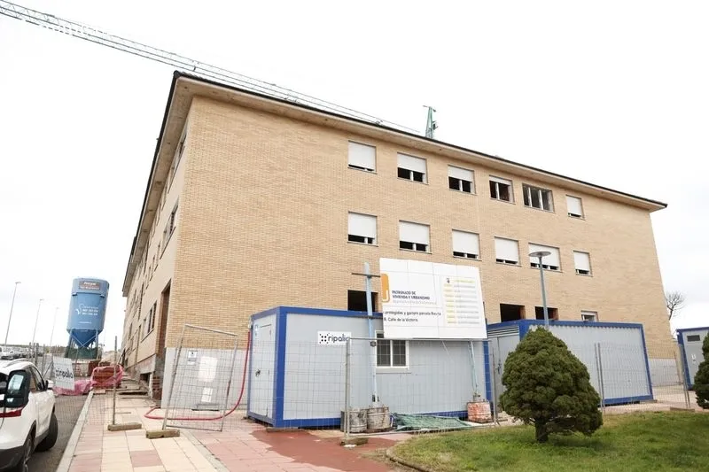 El alcalde de Salamanca, Carlos García Carbayo, visita las obras de la promoción de 48 viviendas protegidas de alquiler en Pizarrales. Foto de David Sañudo