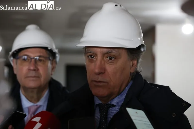 El alcalde de Salamanca, Carlos García Carbayo, visita las obras de la promoción de 48 viviendas protegidas de alquiler en Pizarrales. Foto de David Sañudo
