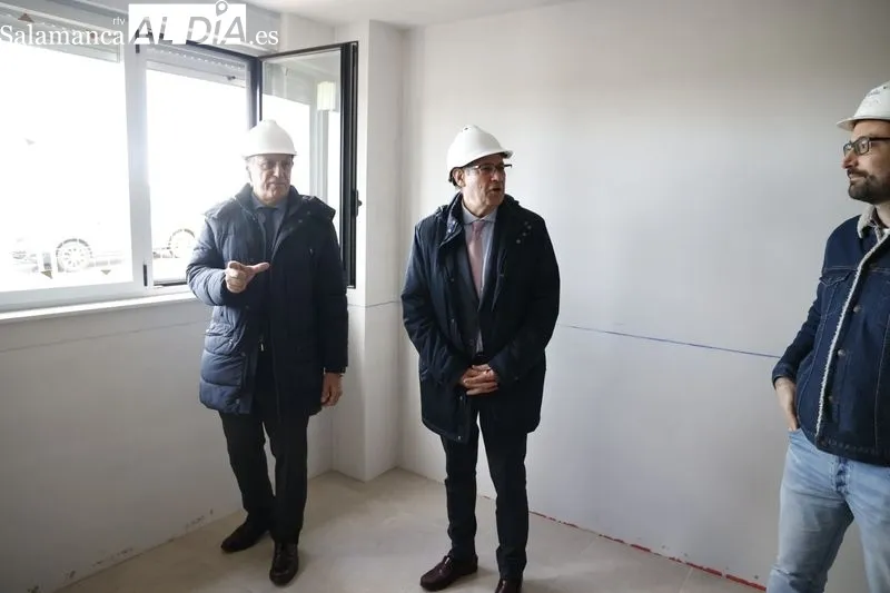 El alcalde de Salamanca, Carlos García Carbayo, visita las obras de la promoción de 48 viviendas protegidas de alquiler en Pizarrales. Foto de David Sañudo