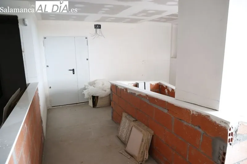 El alcalde de Salamanca, Carlos García Carbayo, visita las obras de la promoción de 48 viviendas protegidas de alquiler en Pizarrales. Foto de David Sañudo