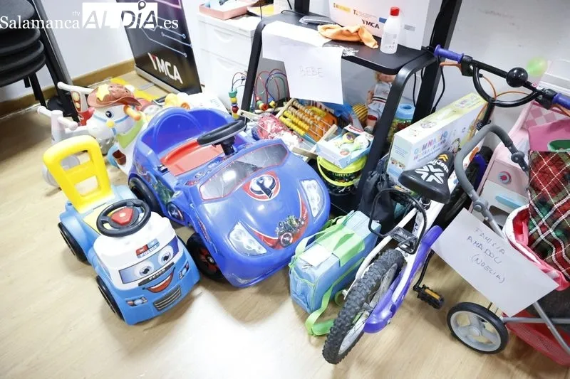 Entrega de regalos en YMCA Salamanca. Foto de David Sañudo