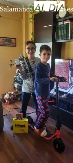 Ilusión y magia entre los niños de Salamanca abriendo sus regalos de Reyes