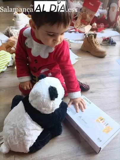 Ilusión y magia entre los niños de Salamanca abriendo sus regalos de Reyes