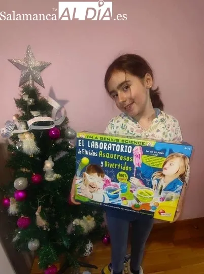 Ilusión y magia entre los niños de Salamanca abriendo sus regalos de Reyes