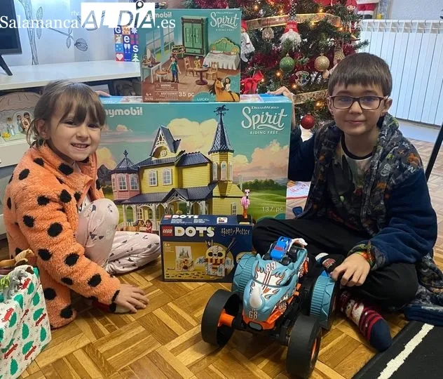Ilusión y magia entre los niños de Salamanca abriendo sus regalos de Reyes