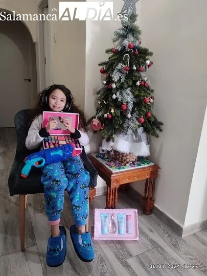 Ilusión y magia entre los niños de Salamanca abriendo sus regalos de Reyes