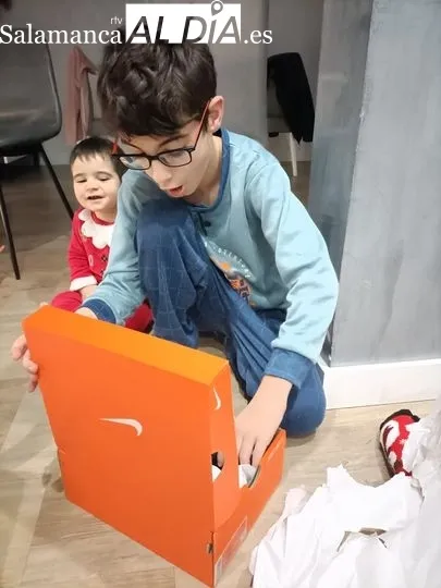 Ilusión y magia entre los niños de Salamanca abriendo sus regalos de Reyes