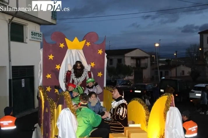 La cabalgata de los Reyes Magos llena de alegr&iacute;a las calles&nbsp; | Imagen 1