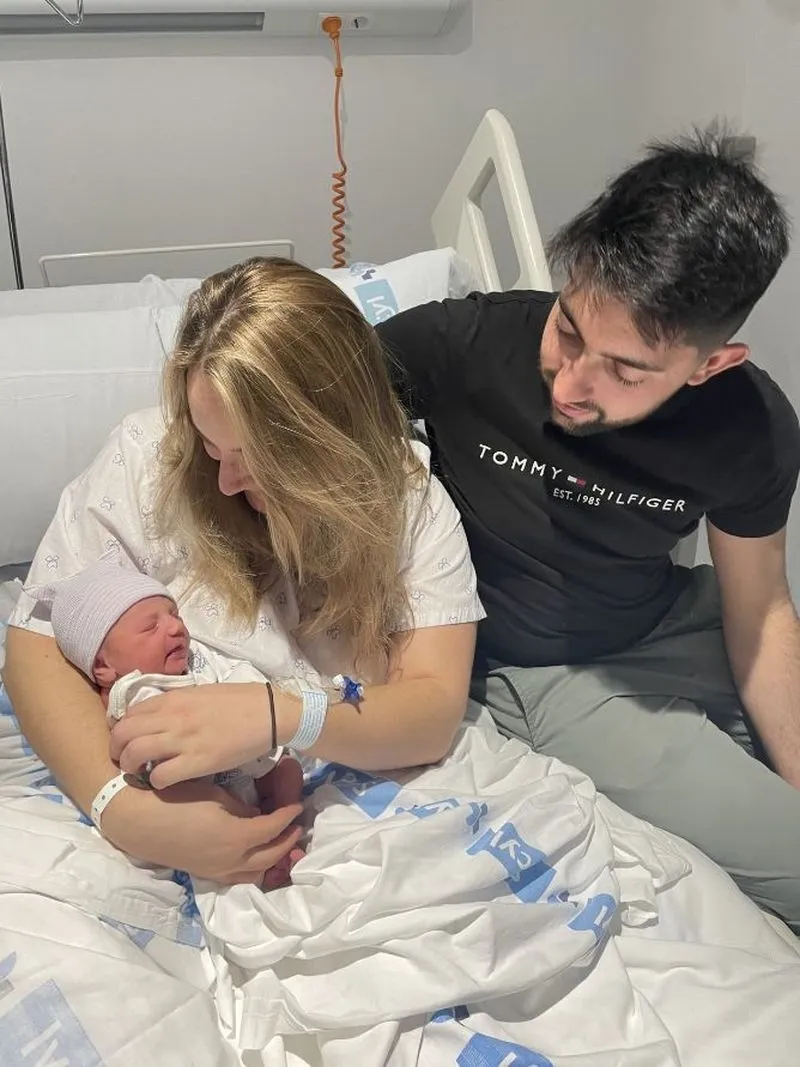 Alejandra, con sus felices padres, Sara y José Fernando