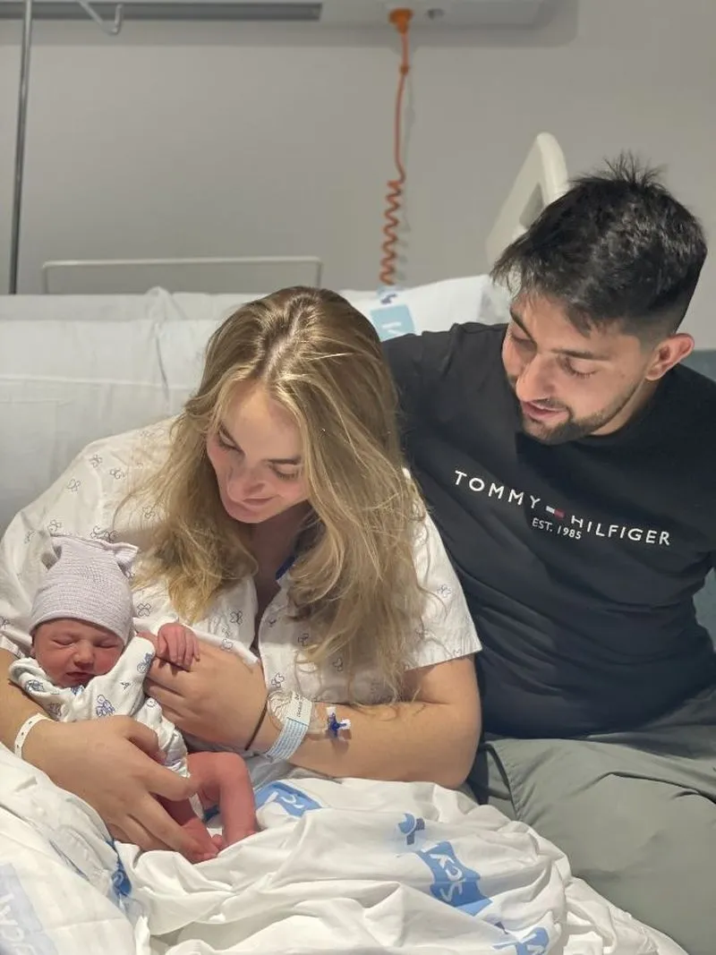 Alejandra, con sus felices padres, Sara y José Fernando