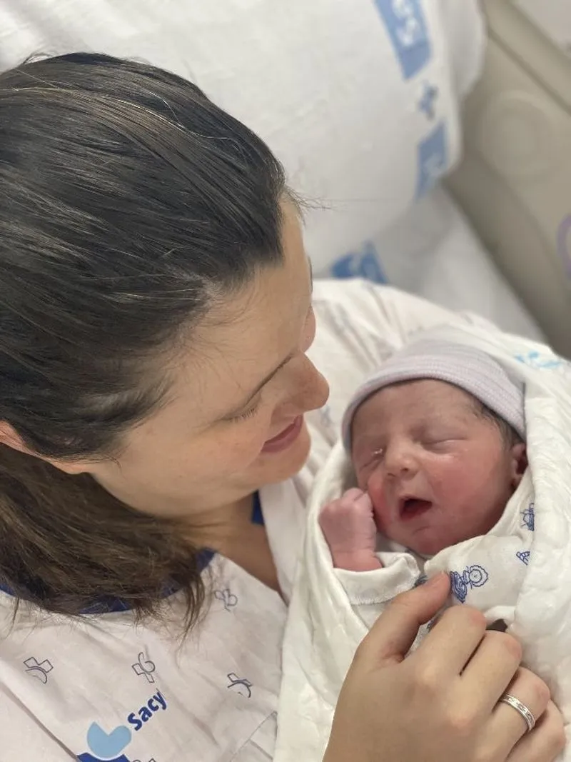 Carla y sus padres, con el equipo de Paritorio