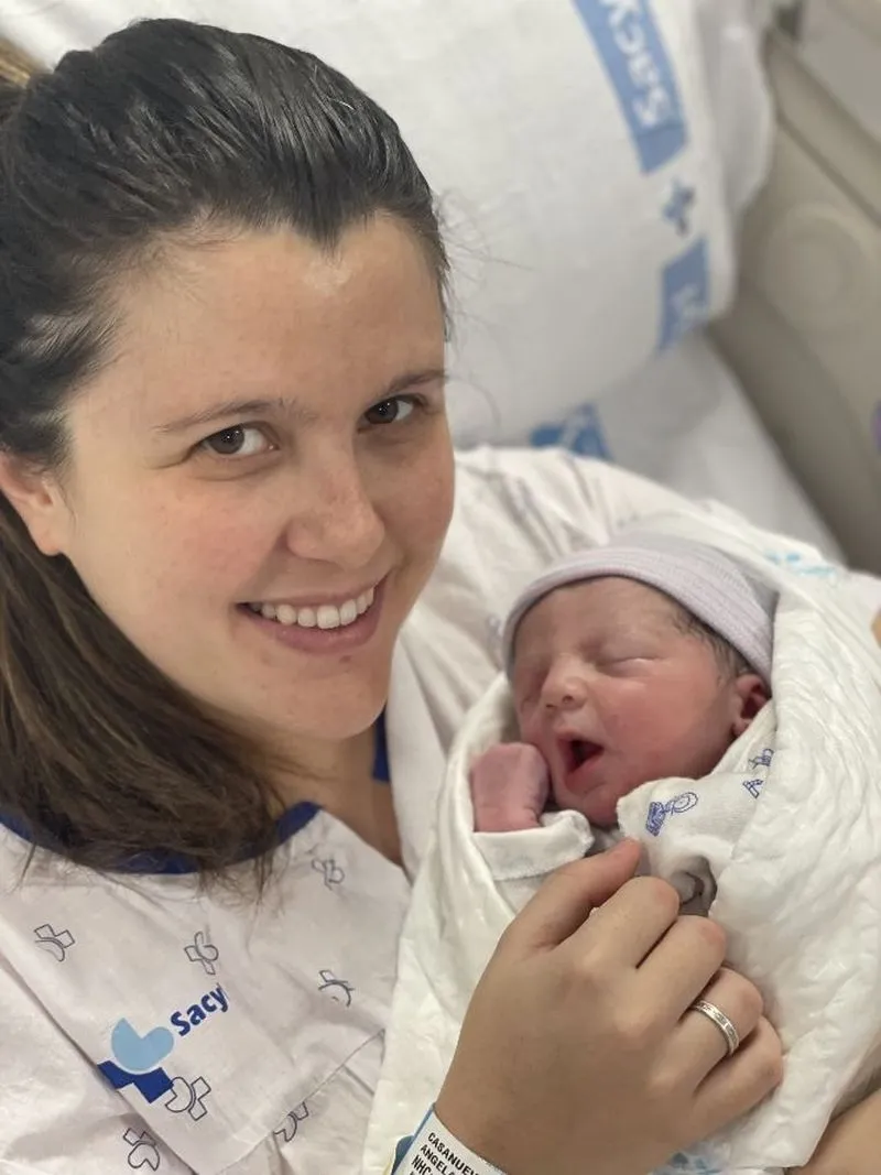 Carla y sus padres, con el equipo de Paritorio