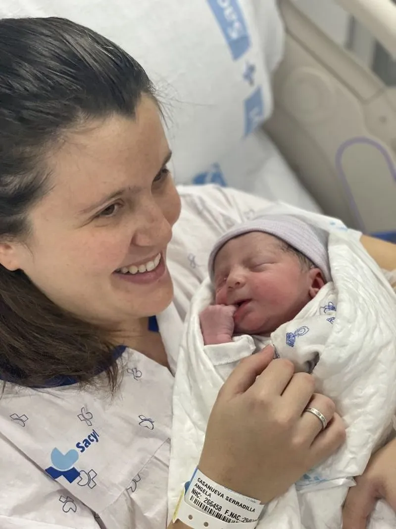 Carla y sus padres, con el equipo de Paritorio