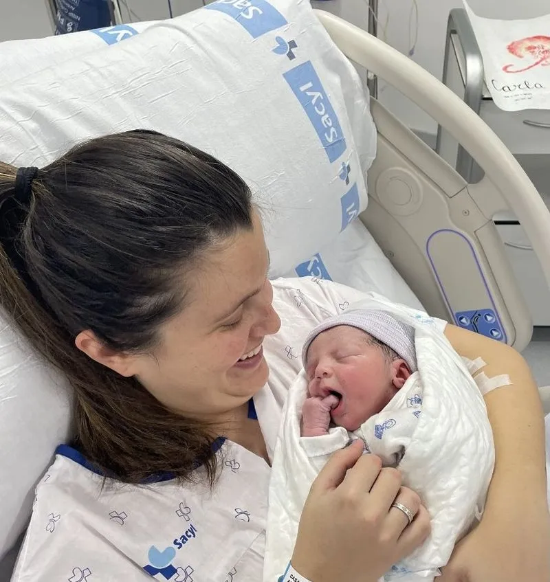 Carla y sus padres, con el equipo de Paritorio