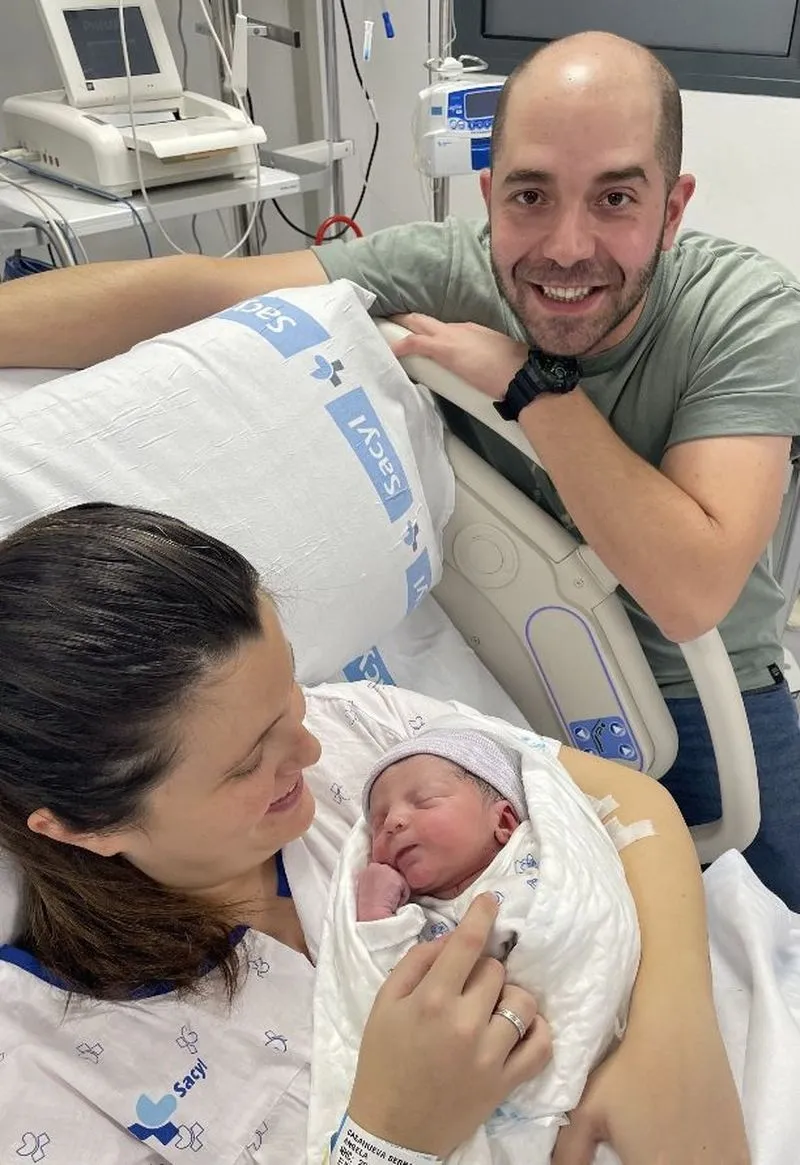 Carla y sus padres, con el equipo de Paritorio