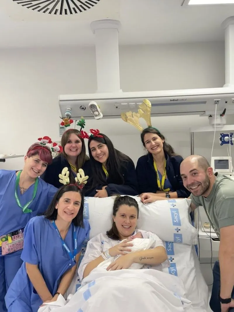 Carla y sus padres, con el equipo de Paritorio