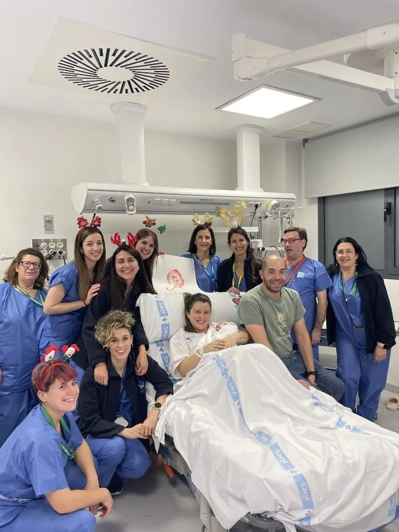 Carla y sus padres, con el equipo de Paritorio