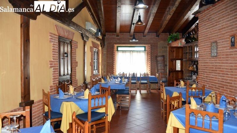 El restaurante La Tinaja está ubicado frente al torreón que acoge la Casa del Parque Arribes del Duero