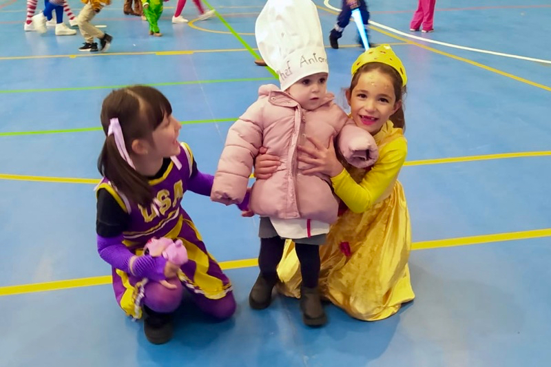 Grandes y pequeños disfrutaban disfrazados en el carnaval del CEO Miguel Delibes de Macotera