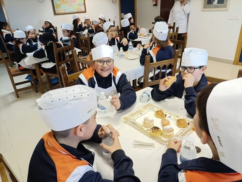 Visita del Colegio Antonio Machado al obrador de Confiterías Gil.