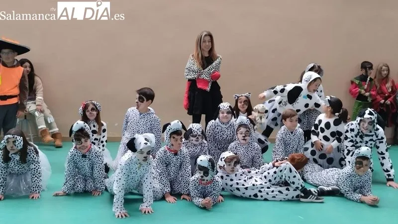 El gimnasio del colegio acogió el desfile de disfraces de alumnos y profesores