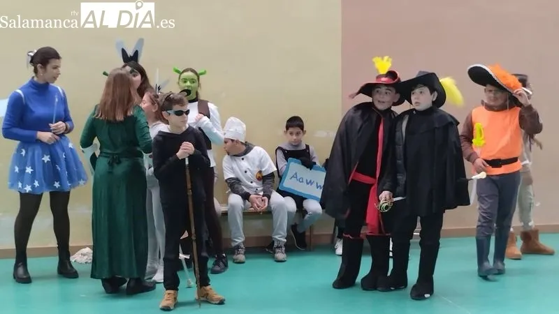 El gimnasio del colegio acogió el desfile de disfraces de alumnos y profesores