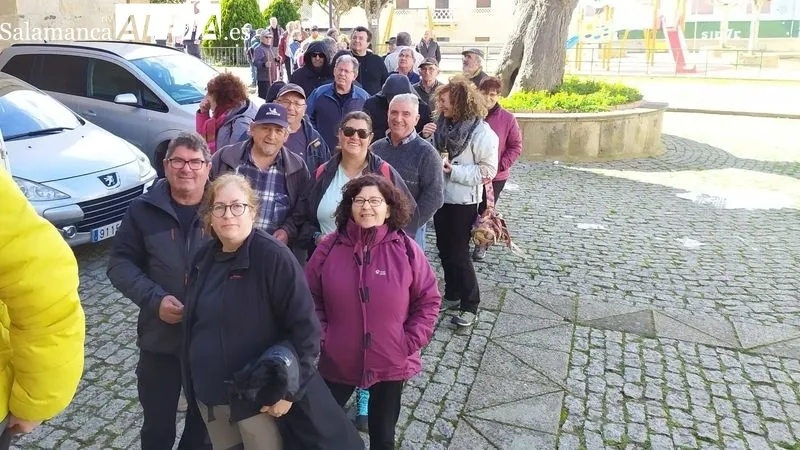 Foto 11 - M&aacute;s de doscientos senderistas disfrutan de la floraci&oacute;n del almendro en La Fregeneda