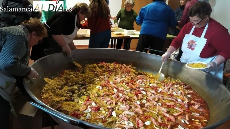 Foto 10 - M&aacute;s de doscientos senderistas disfrutan de la floraci&oacute;n del almendro en La Fregeneda