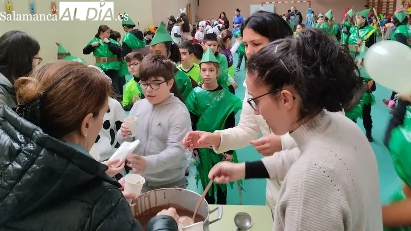El gimnasio del colegio acogió el desfile de disfraces de alumnos y profesores