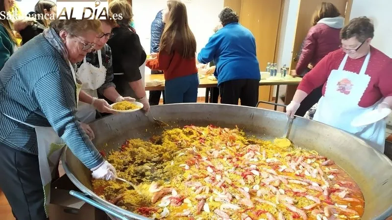 Foto 8 - M&aacute;s de doscientos senderistas disfrutan de la floraci&oacute;n del almendro en La Fregeneda