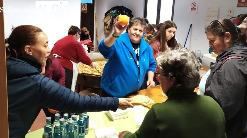 Foto 7 - M&aacute;s de doscientos senderistas disfrutan de la floraci&oacute;n del almendro en La Fregeneda