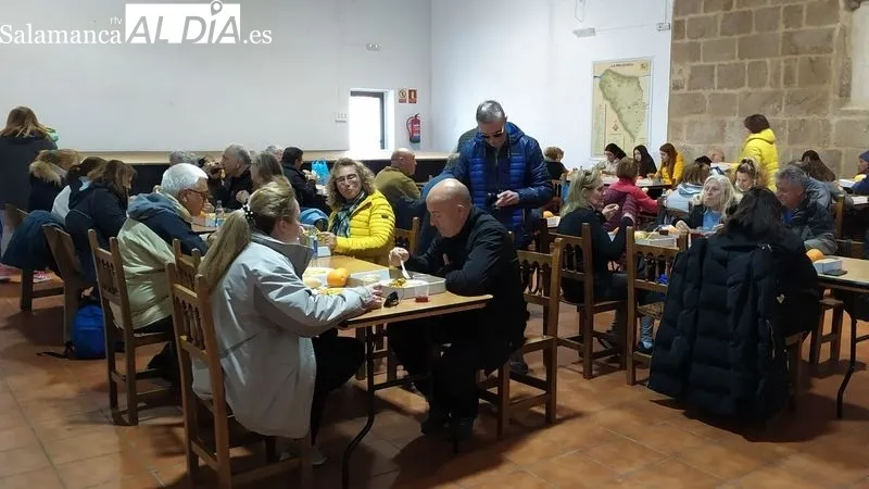 Foto 6 - M&aacute;s de doscientos senderistas disfrutan de la floraci&oacute;n del almendro en La Fregeneda
