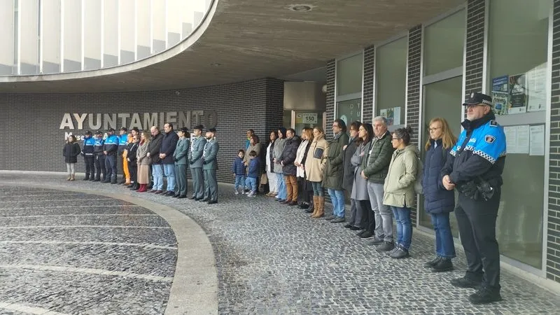 Minuto de silencio en Santa Marta por la muerte de dos guardias civiles en Barbate.