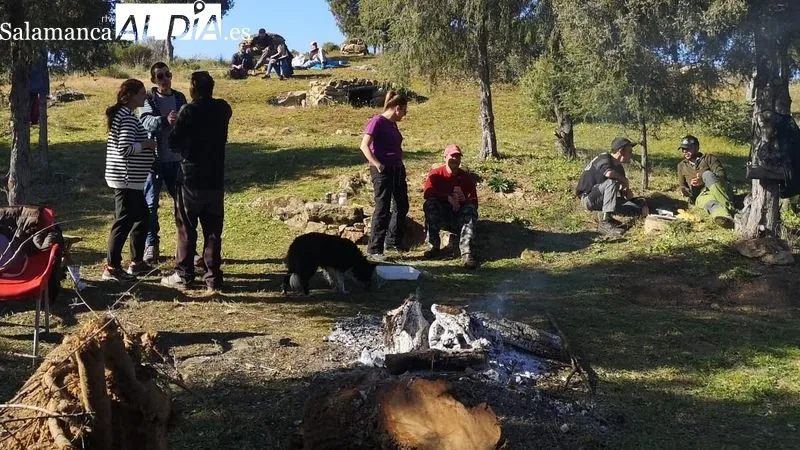 Grupos de amigos y familias al completo disfrutaron de la comida en el paraje de la Peña Redonda