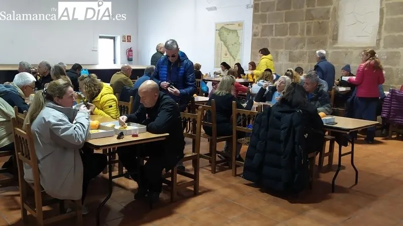 Foto 5 - M&aacute;s de doscientos senderistas disfrutan de la floraci&oacute;n del almendro en La Fregeneda