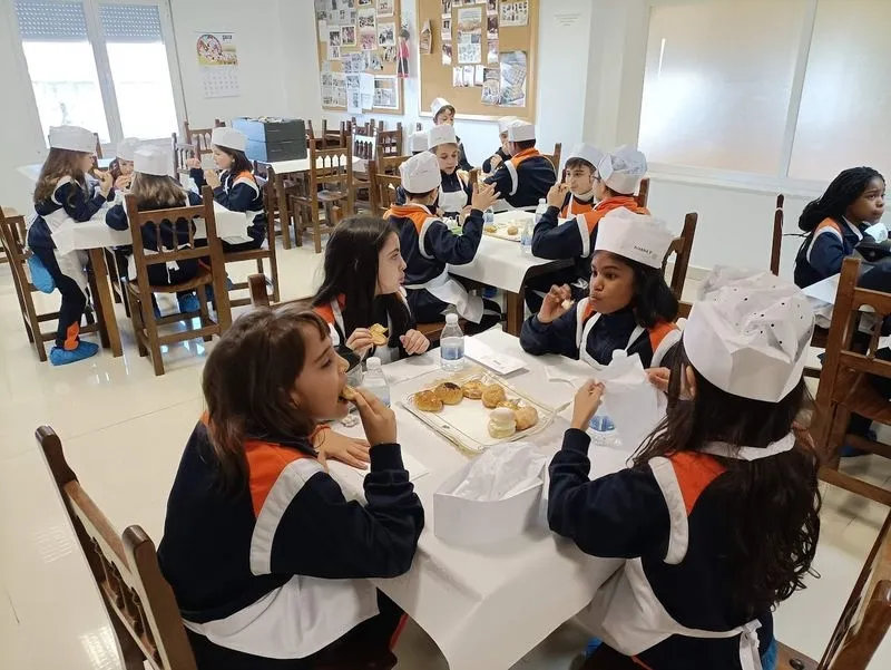 Visita del Colegio Antonio Machado al obrador de Confiterías Gil.
