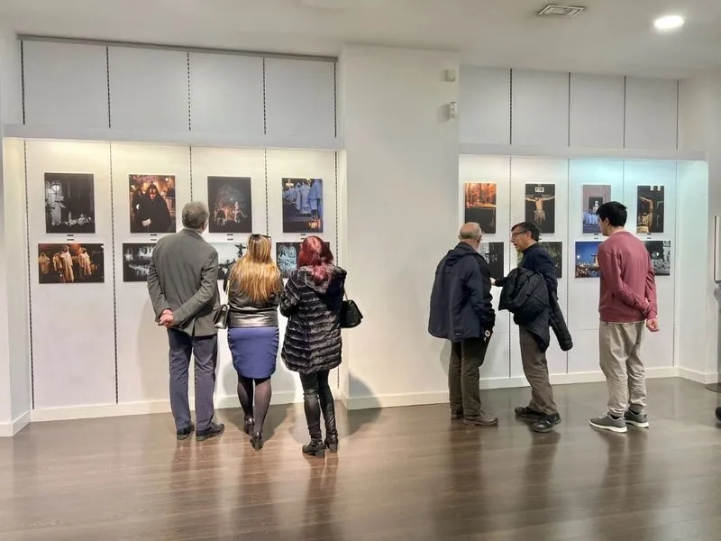 Exposición de las fotografías de la Hermandad del Cristo del Amor y la Paz en el centro comercial El Tormes
