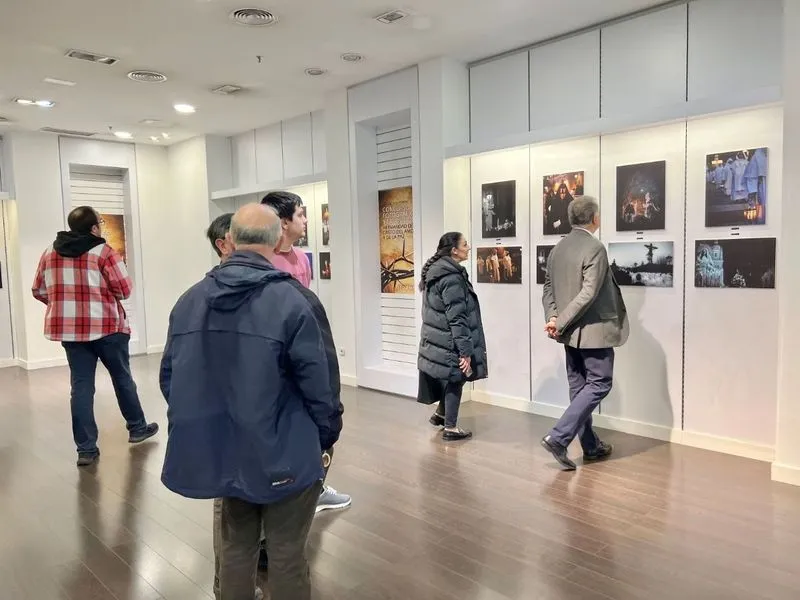 Exposición de las fotografías de la Hermandad del Cristo del Amor y la Paz en el centro comercial El Tormes