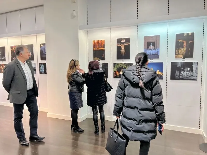 Exposición de las fotografías de la Hermandad del Cristo del Amor y la Paz en el centro comercial El Tormes